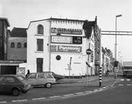 51785 Gezicht op de Weerdsingel W.Z. te Utrecht met de huizen nrs. 8- hoger, met op de voorgrond (links) de ingang van ...
